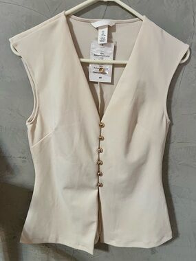 H&M Cream Sleeveless V-Neck Button Front Top